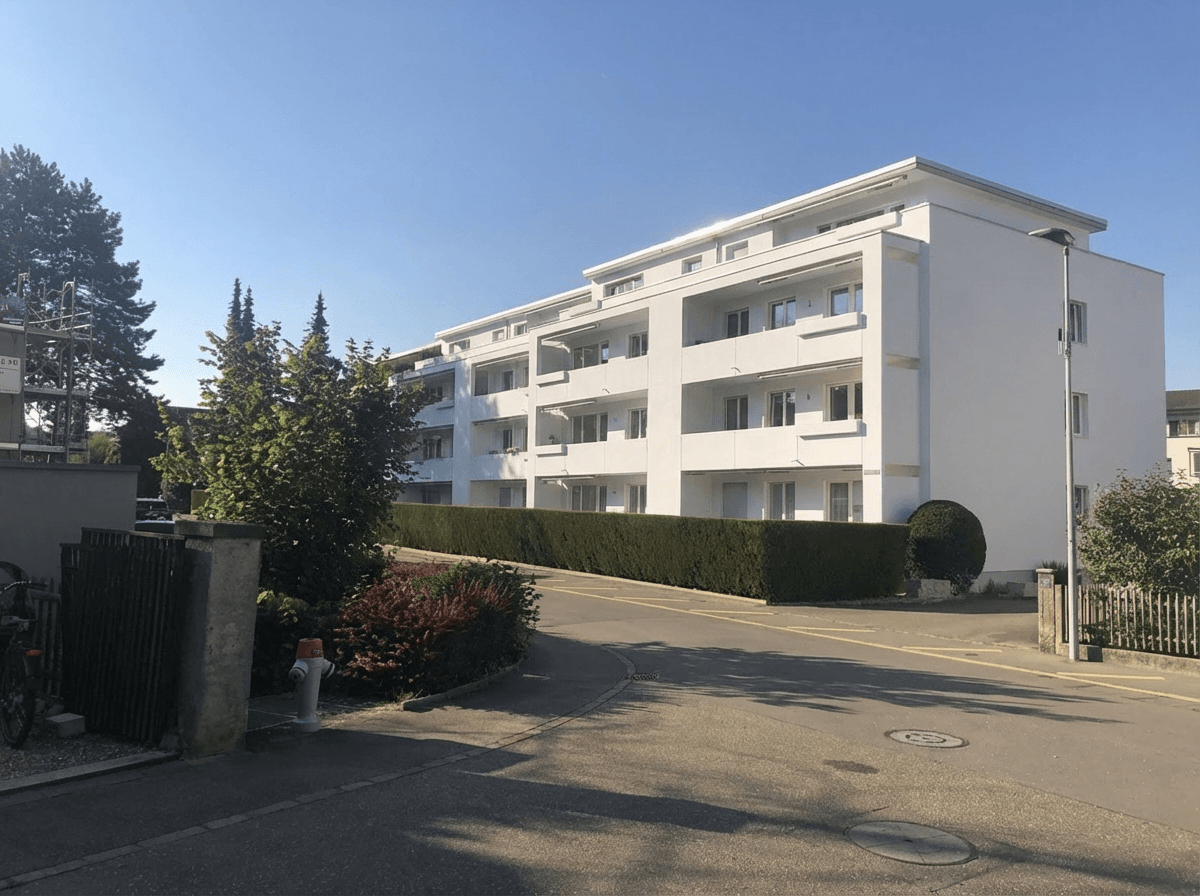 orange-storen-entfernen-gebaude-in-weiss-pmuyd2oycw