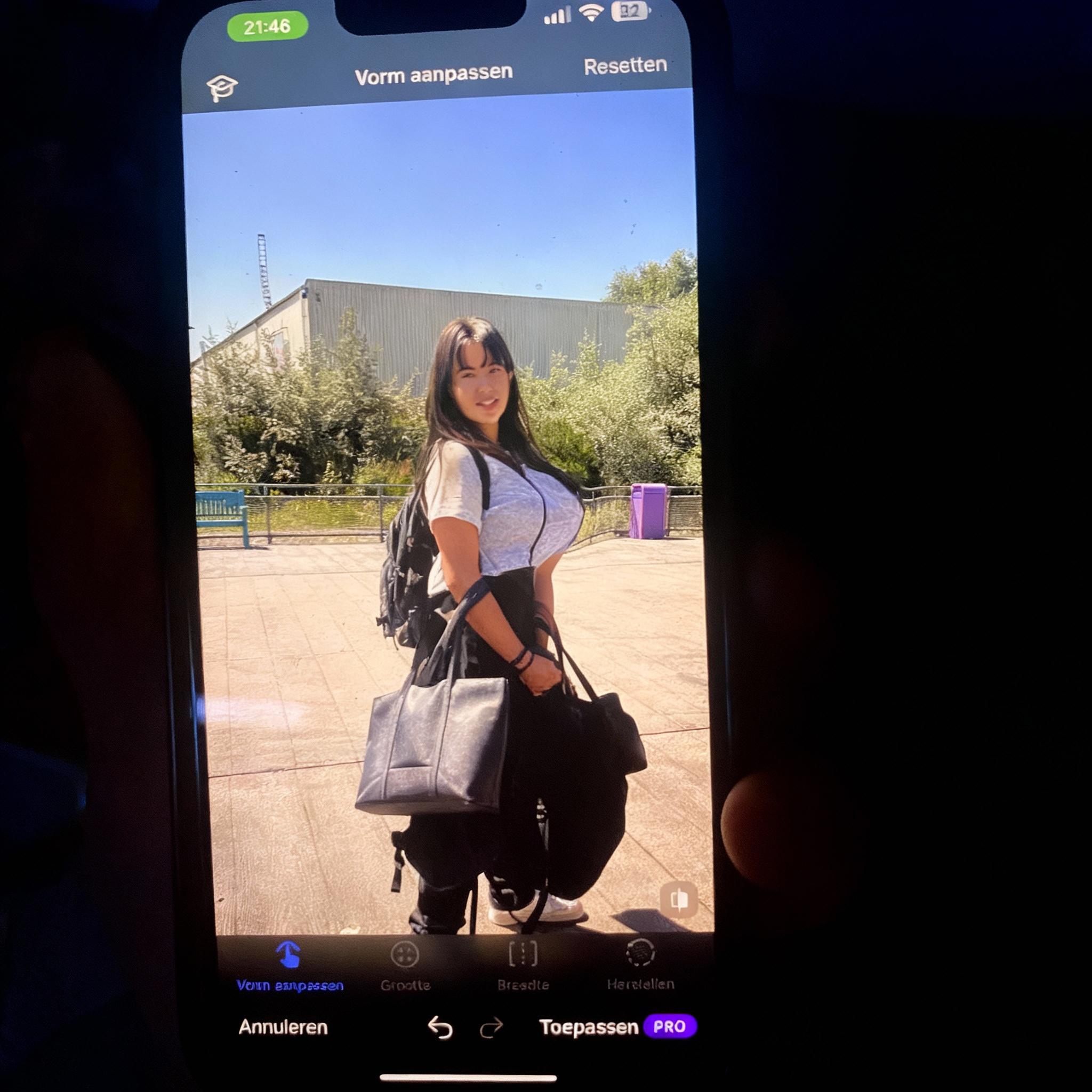 give-her-showing-clothes-bmnq8p2l73-2