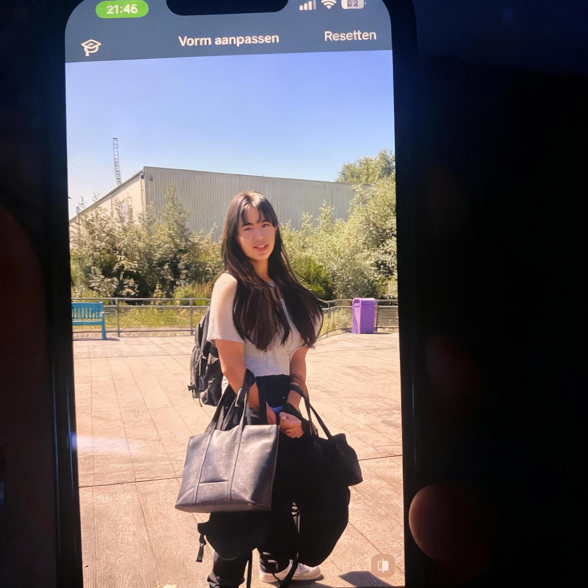 give-her-showing-clothes-bmnq8p2l73-1