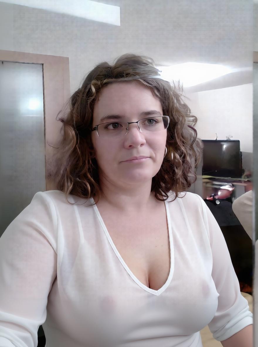 camera-zooms-out-she-bends-forward-looking-in-edt2on5nsg