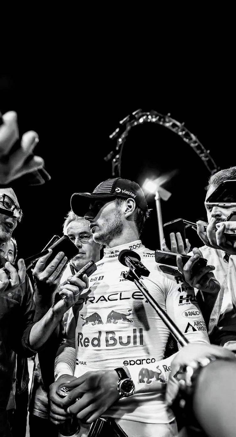 remove-man-from-background-of-max-verstappen-tv6i724gxe