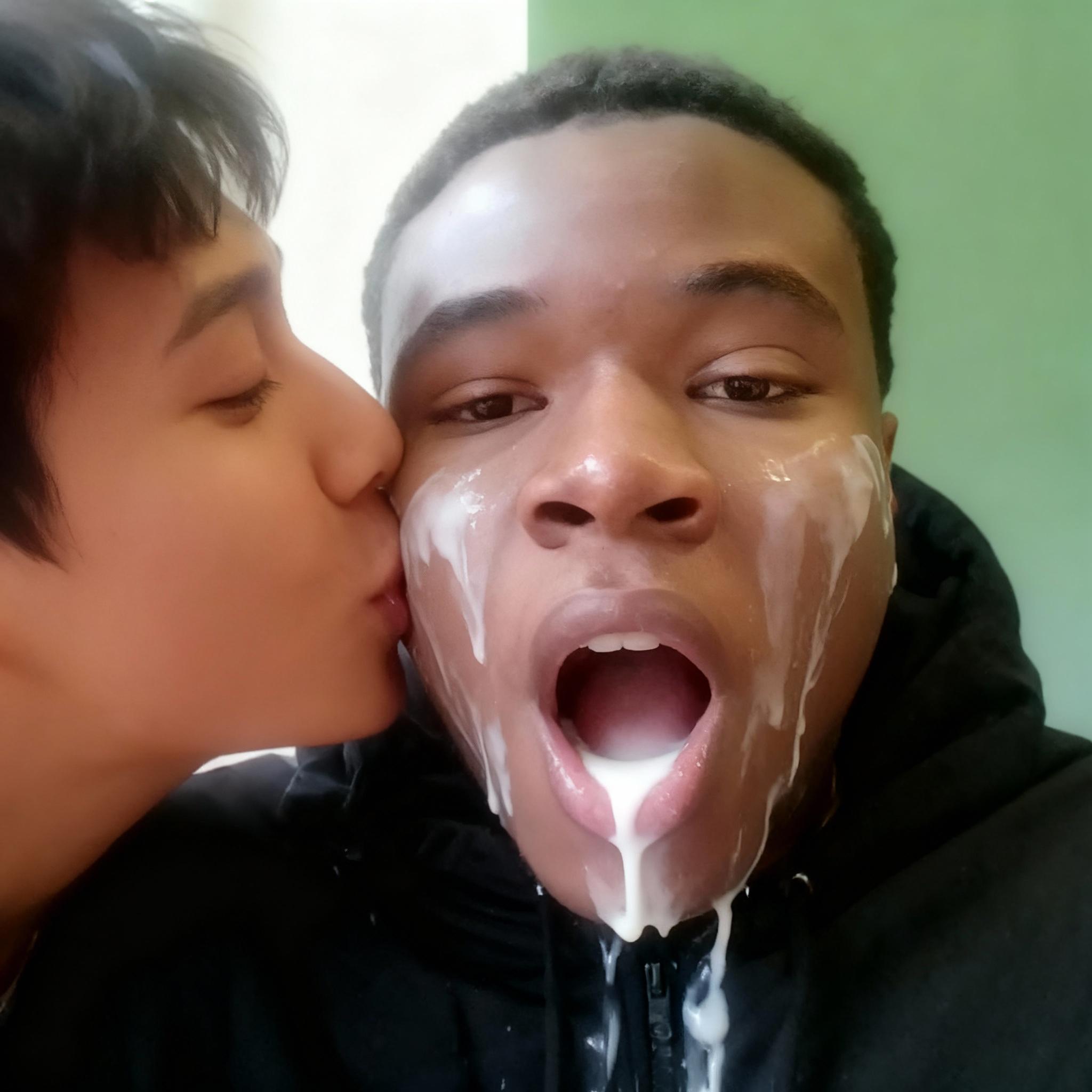 met-du-lait-sur-mon-visage-et-ma-bouche-ouverte-su0hy6uyc9