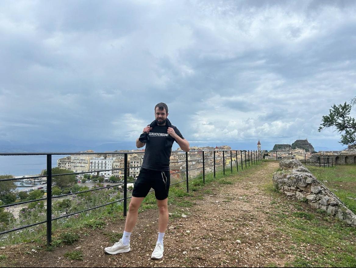 fuge-einen-bagger-in-das-bild-ein-entferne-die-pslk4f4kof