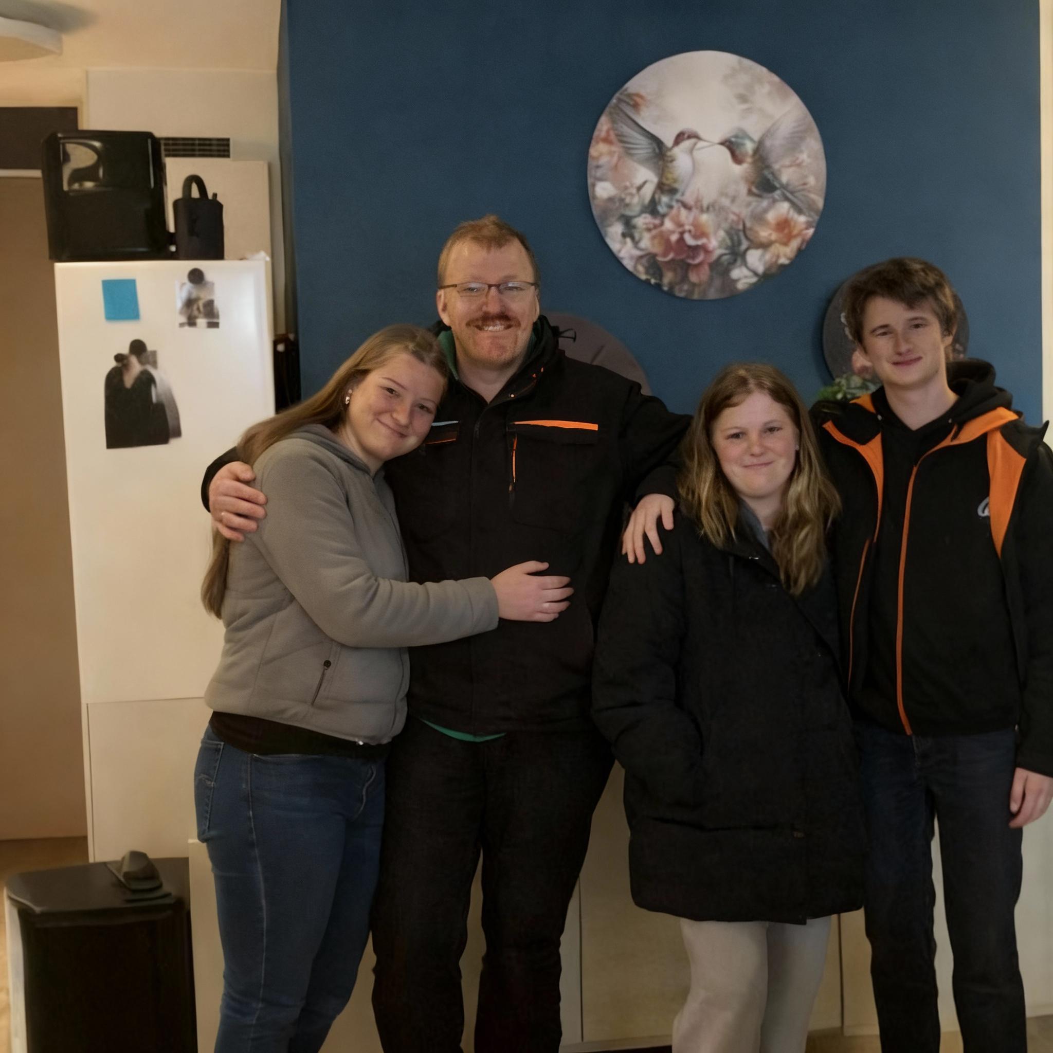 laat-het-meisje-te-rechts-in-de-foto-haar-arm-om-00ok39cada