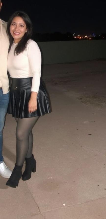 poner-a-mujer-con-una-pierna-sobre-un-escritorio-k1cml12nga