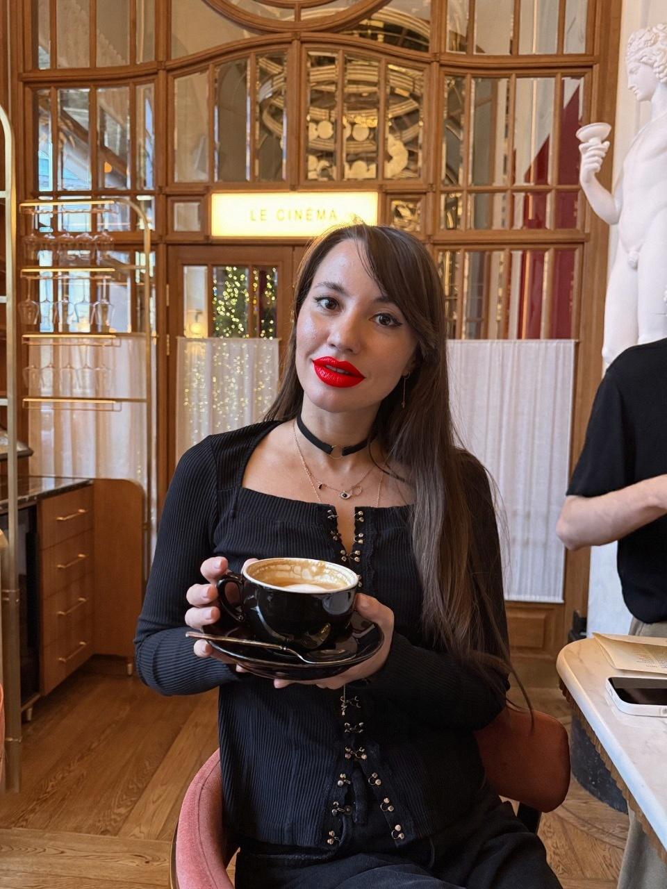 exaggerated-duck-lips-plump-pouty-lips-pushed-gb0jbpu4om