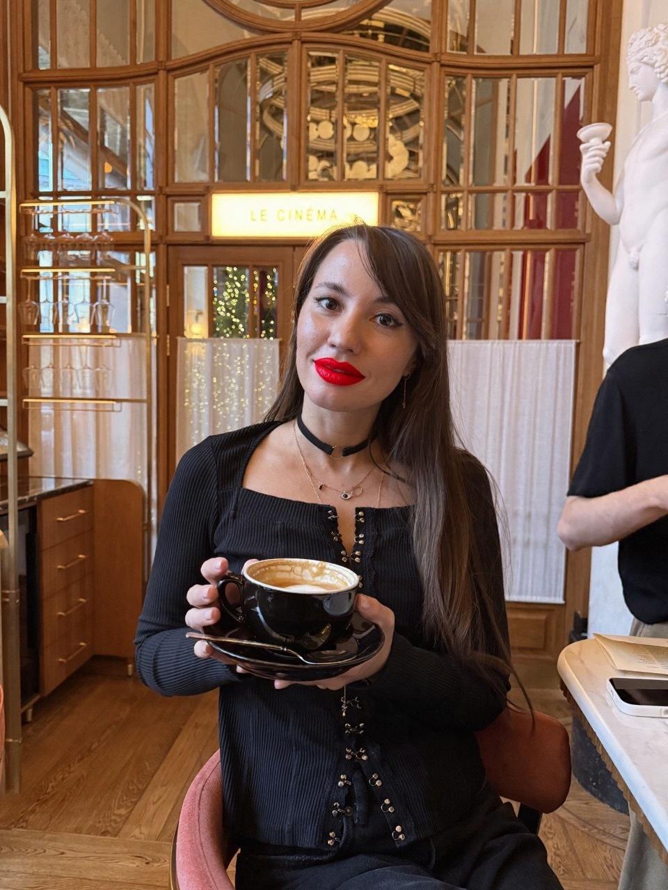 exaggerated-duck-lips-seductive-duck-face-pout-jbqqj3r68b