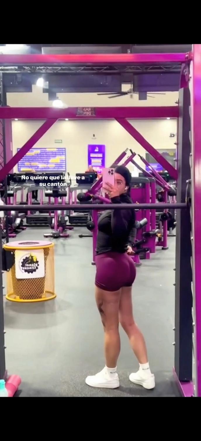 ponla-en-tanga-de-ilo-y-brasier-de-encaje-zv8cjbeqsi