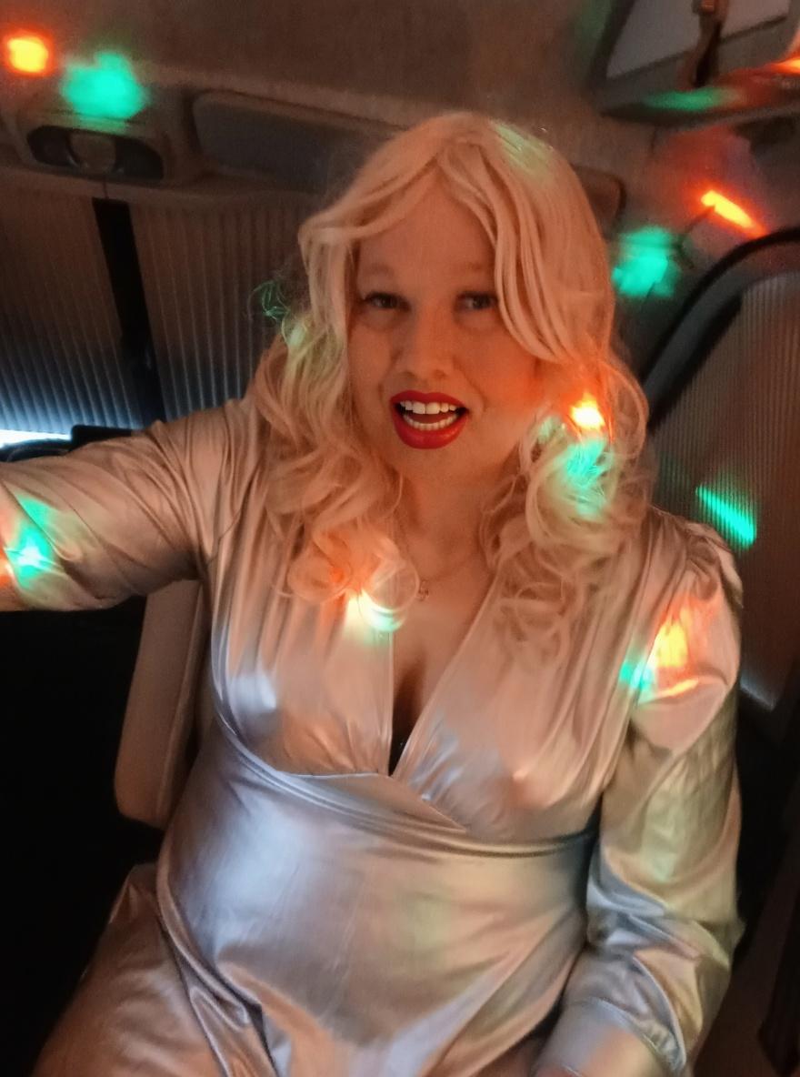 make-love-bites-on-her-neck-and-cleavage-dy4pstds4i