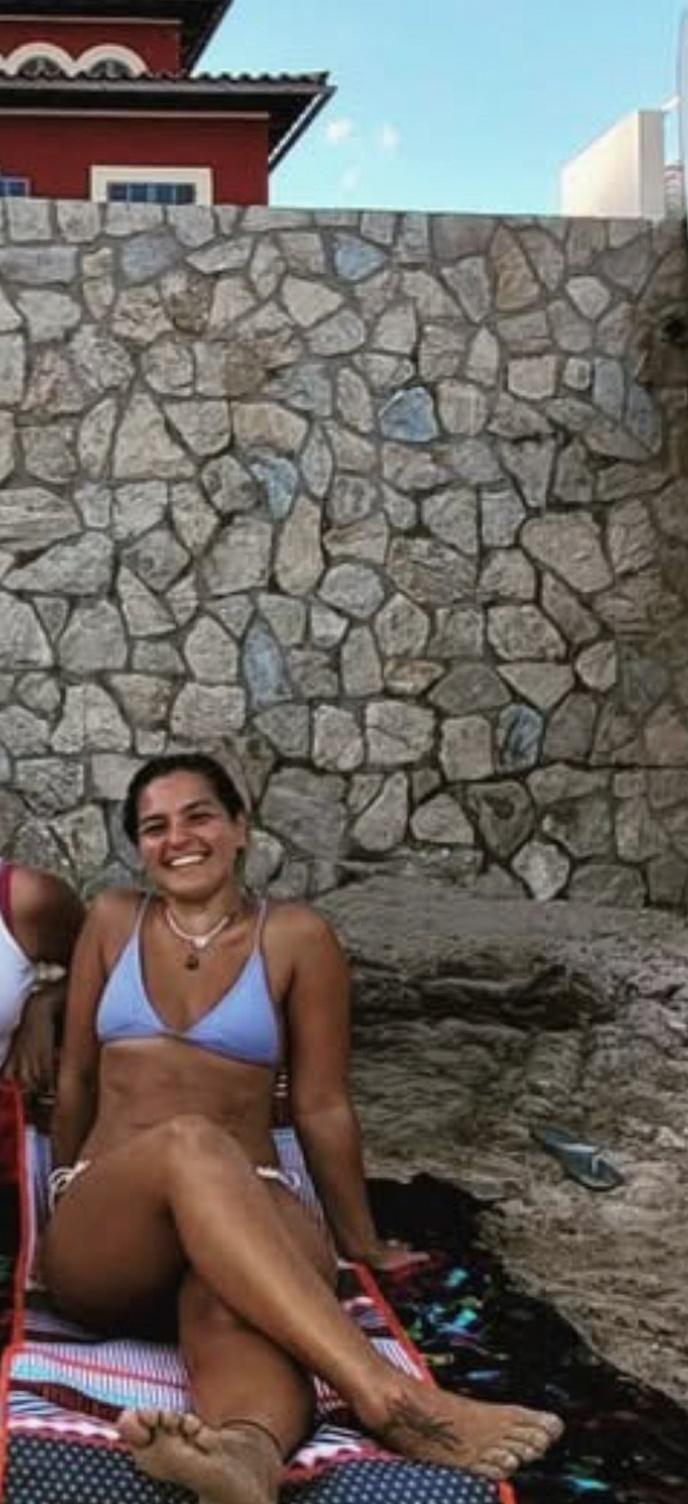 ella-en-la-cama-cuerpo-completo-pezones-duros-o0bp8cpa1h