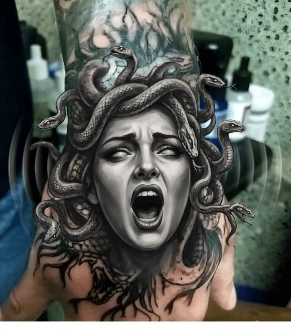 die-medusa-soll-sich-von-der-hand-losen-lebendig-ytl99jeki9