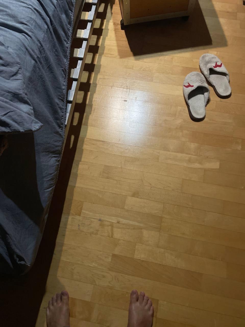 iphone-17-pro-serebristyj-s-razbitym-ekranom-na-m1mpcrhjjh