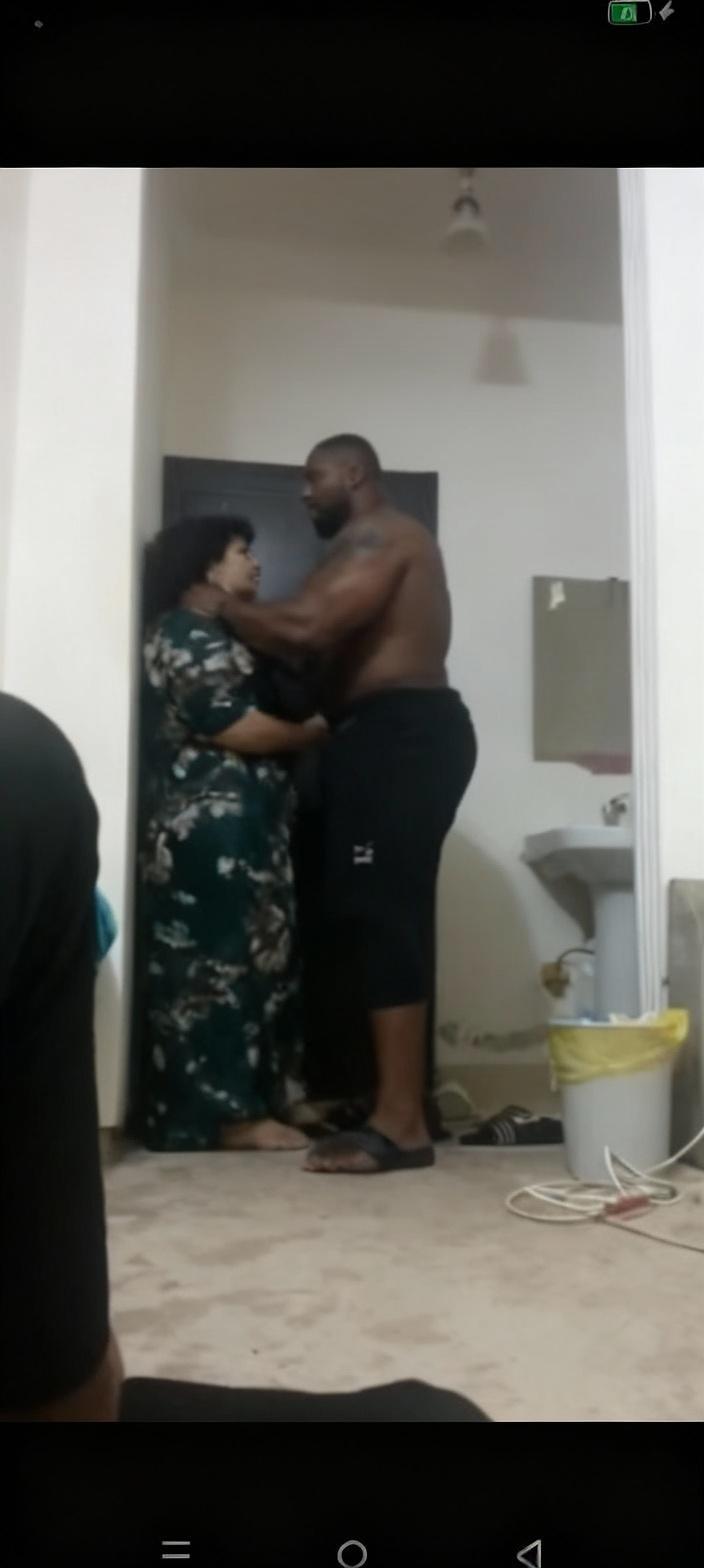 jal-rjl-aswd-qwy-wdhkhm-yhasr-almrah-fy-alswrh-ala-lel7kk6nv