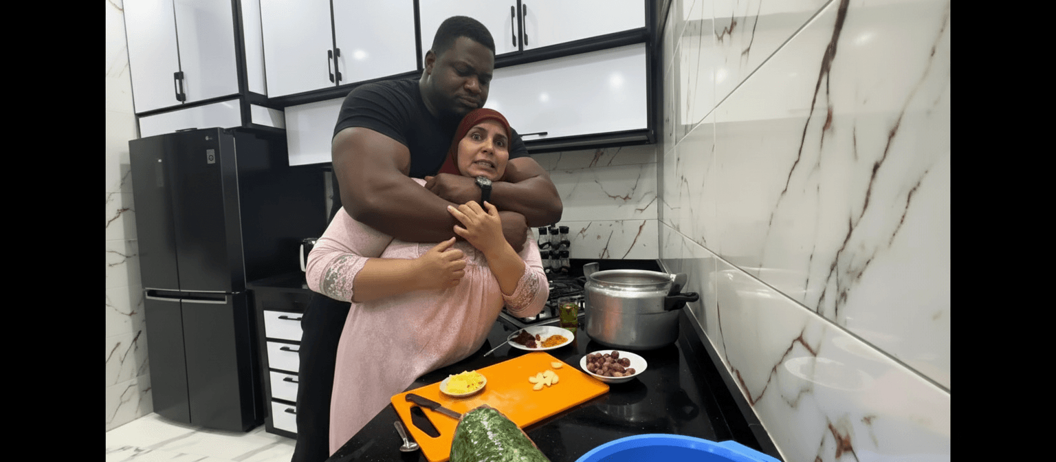 jal-rjl-aswd-qwy-wdhkhm-ymsk-almrah-fy-alswrh-xo3bjzhzh8