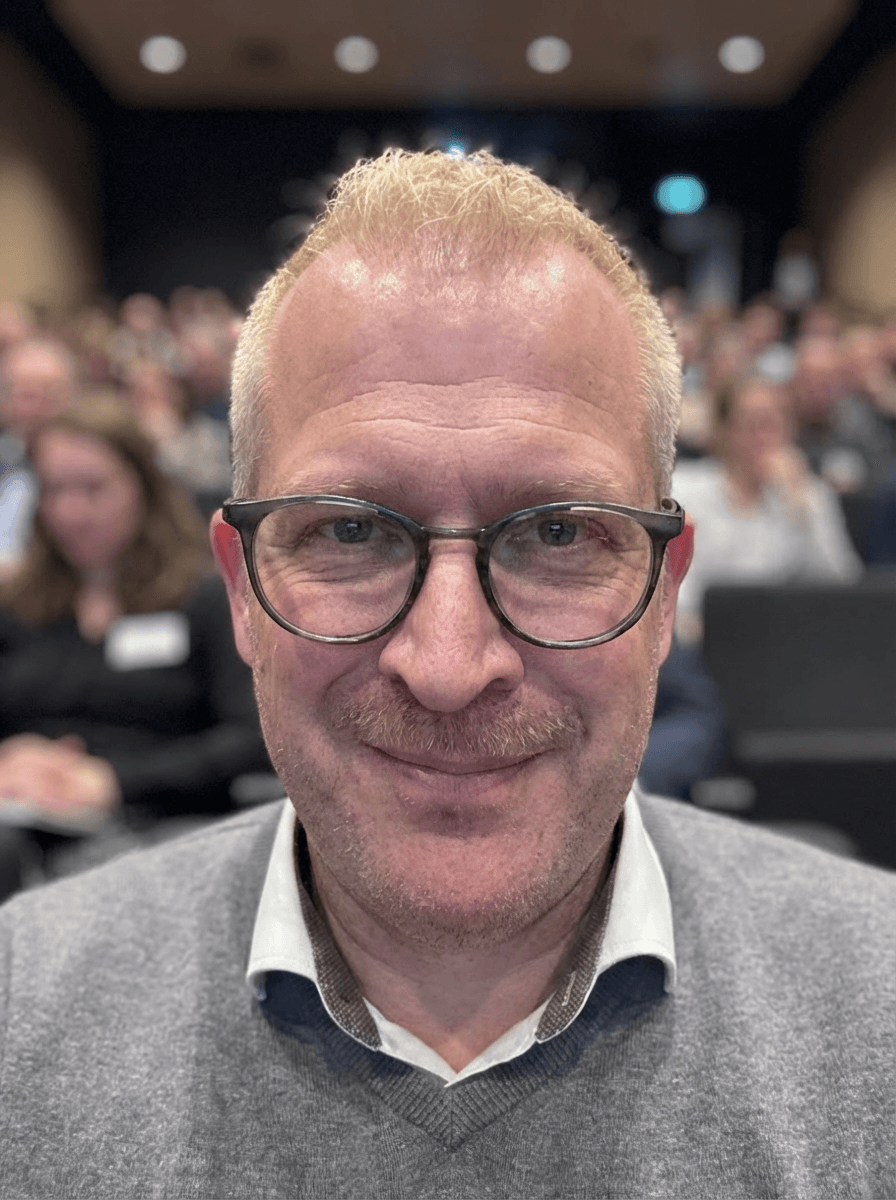 erstelle-ein-bild-in-dem-ich-direkt-in-die-kamera-rmpnpwc9va-1