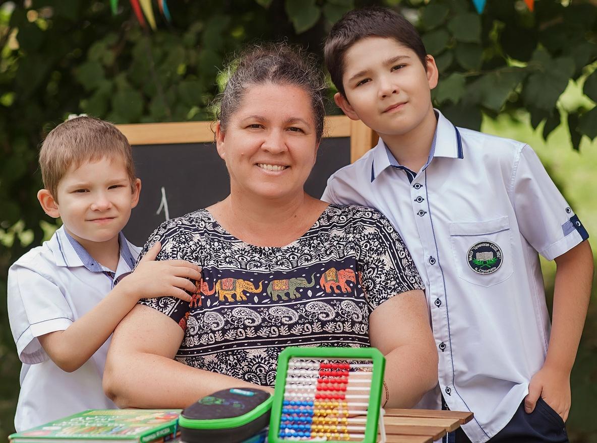 uberi-detej-zhenshinu-oden-v-kostyum-wf2np992dy