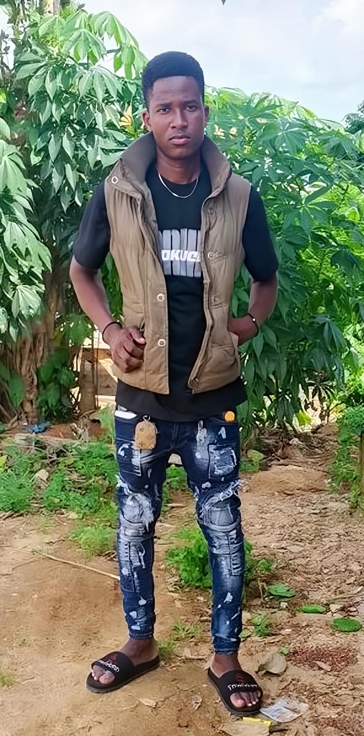 moi-a-mon-travail-en-habit-de-service-augementer-us7xgaxc0l