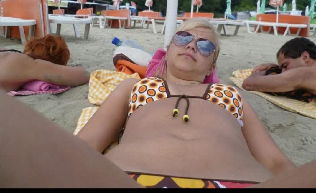 sedici-zena-na-plazi-s-rukama-za-hlavou-a-5lsocsv4ch