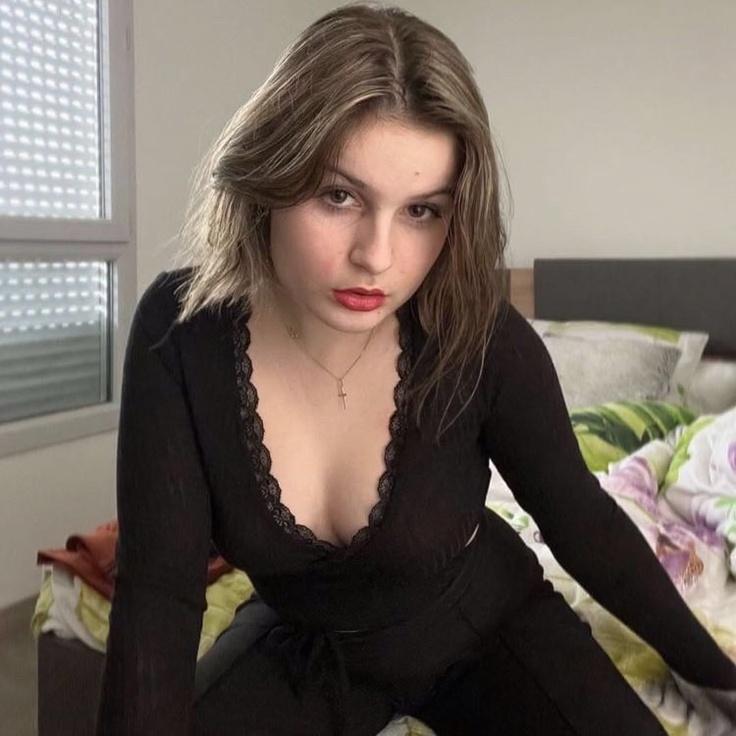 menottee-mains-dans-le-dos-pqw9dw930s