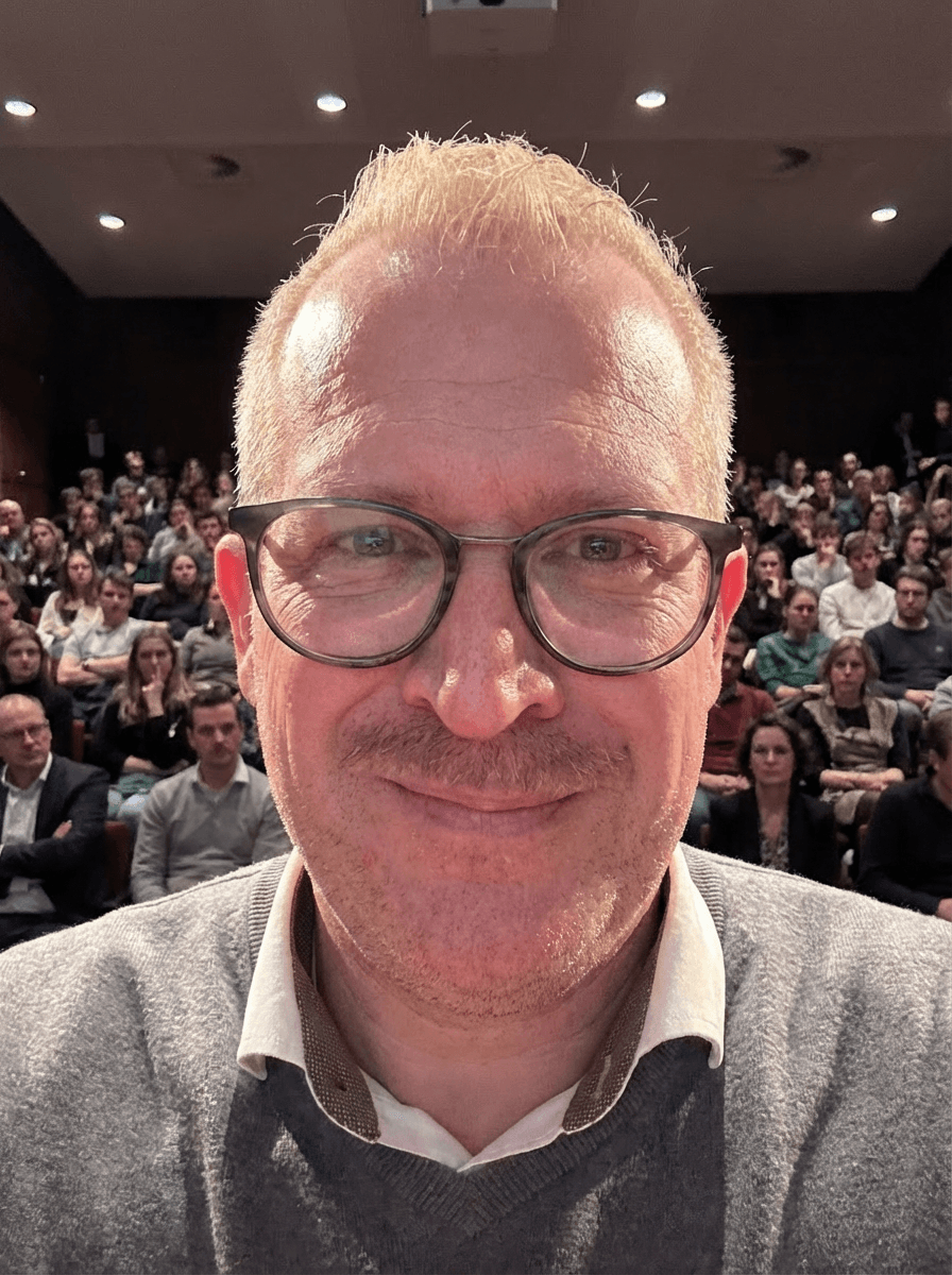 erstelle-ein-bild-in-dem-ich-direkt-in-die-kamera-rmpnpwc9va-2