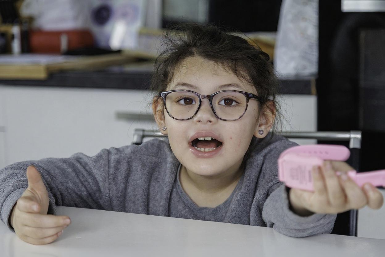 supprime-les-reflets-des-lunettes-udd9q75xxa