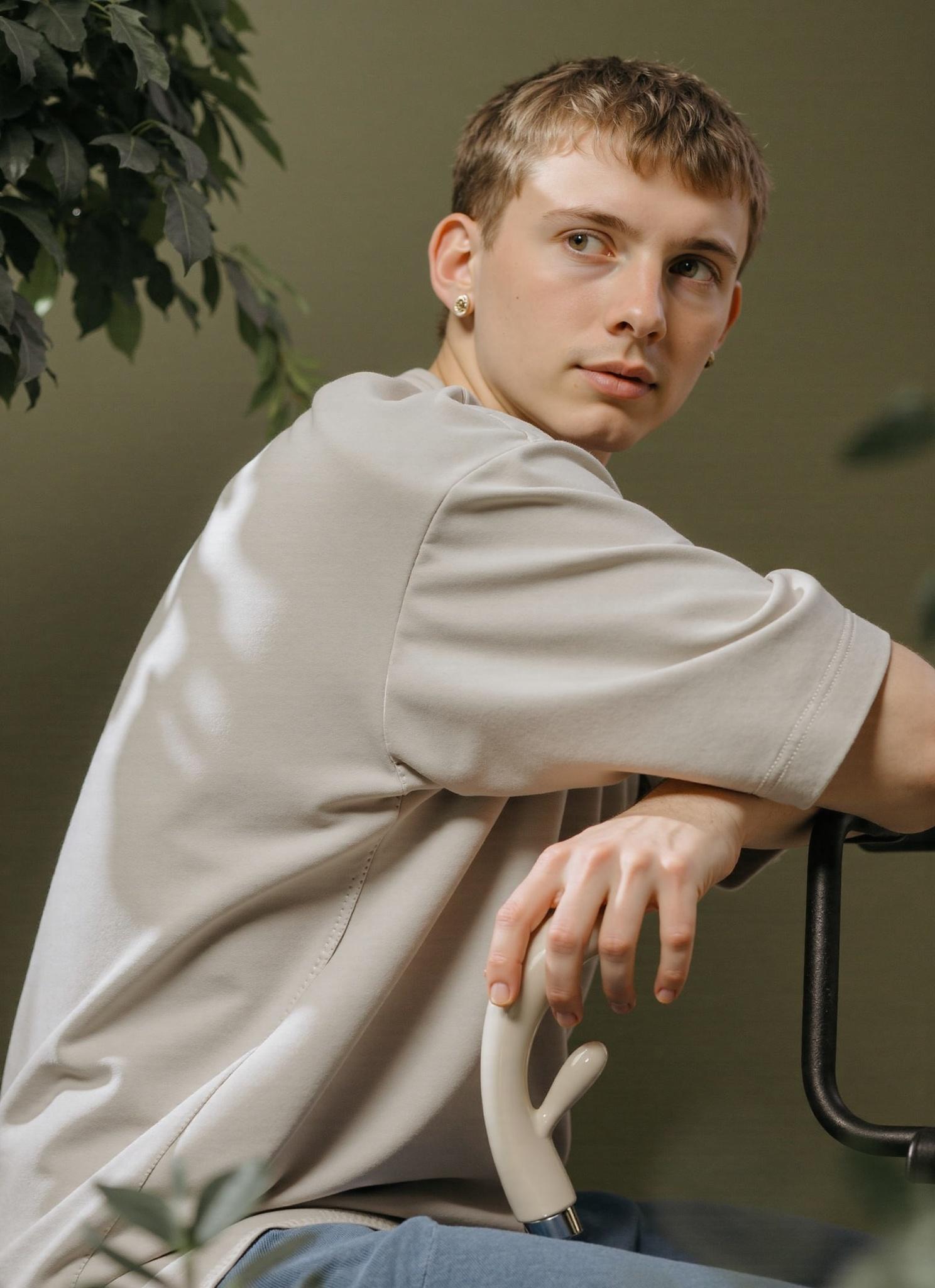 renaissance-painting-depicting-a-young-man-261n2c53c8