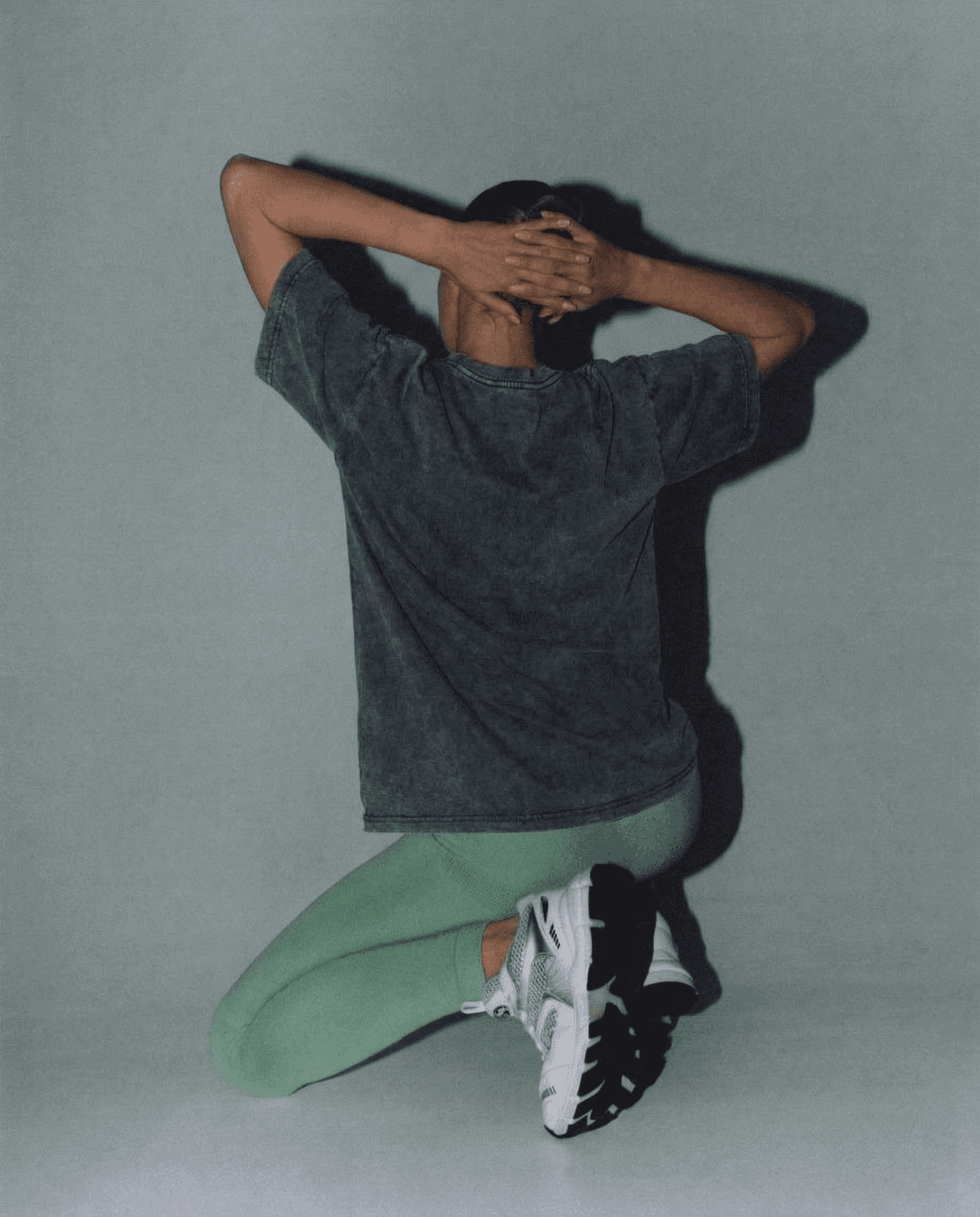 make-her-wears-a-washed-dark-grey-t-shirt-instead-ycbo27or4j