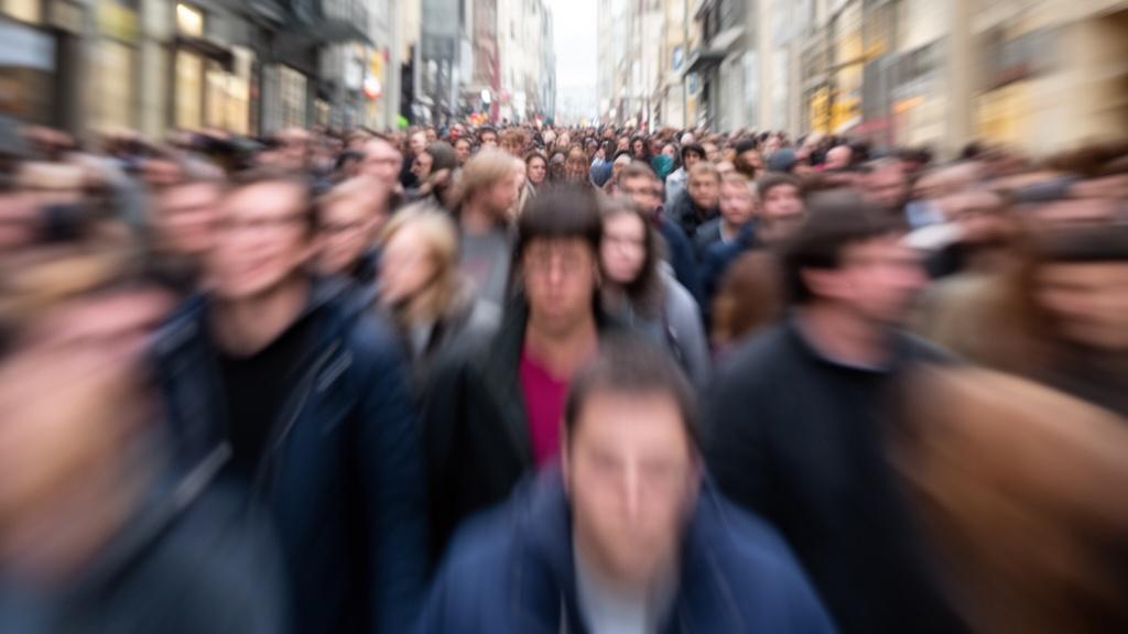 crowd-of-blurred-figures-5la70h00xi