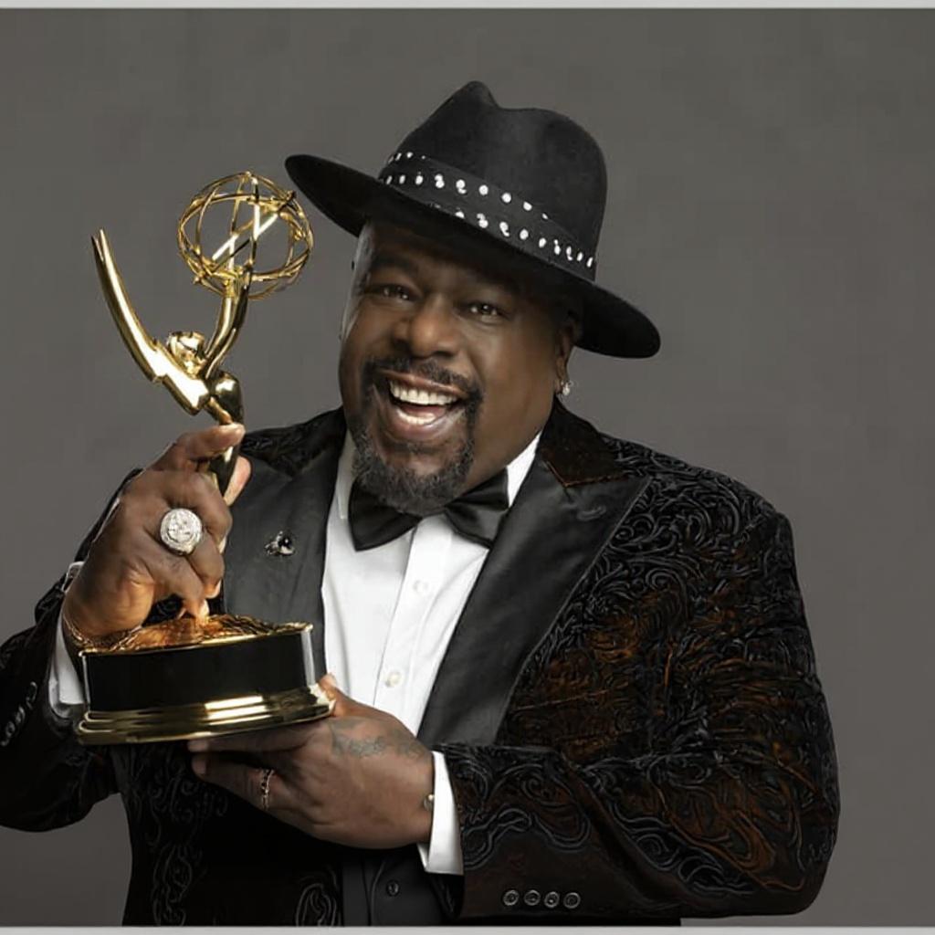 fazer-homem-da-caneta-segurando-o-trofeu-igual-a-4a7fz3rh5d