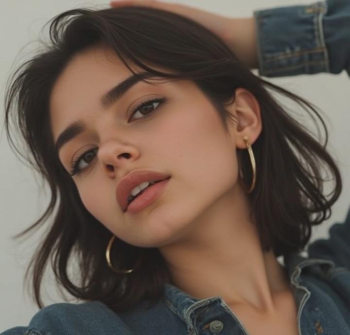 cria-uma-imagem-com-o-mesmo-rosto-e-cabelo-fazendo-pk336zw2e