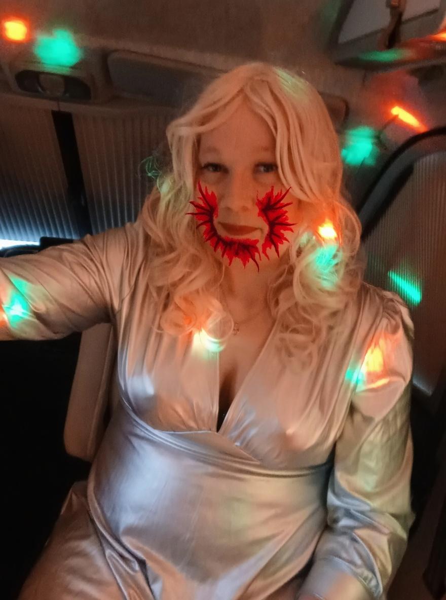 make-smal-bruises-on-her-throat-and-cleavage-i4io8dsniv