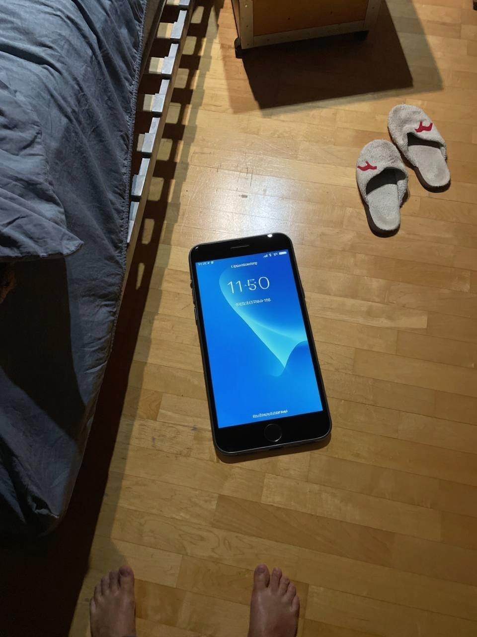 dobav-iphone-17-pro-serebristyj-s-razbitym-ekranom-x4vfzbr0b