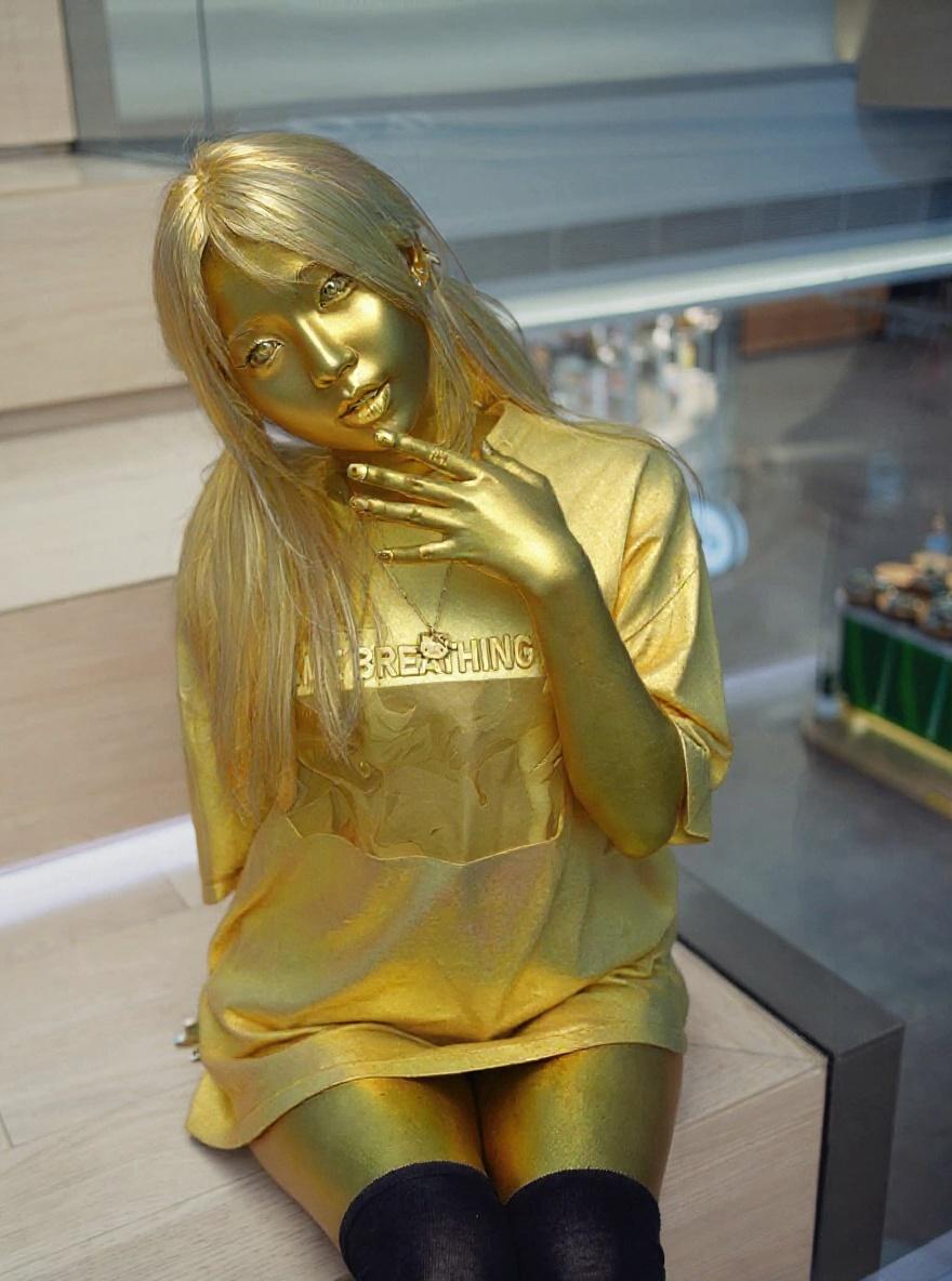 turn-the-girl-into-shiny-golden-sculpture-v3csxvu2kw