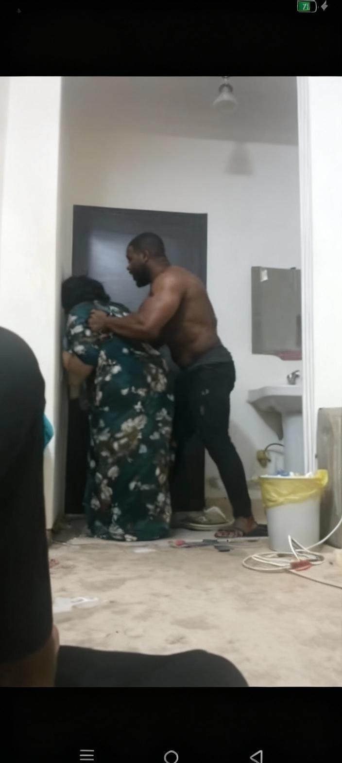 jal-rjl-aswd-qwy-wdhkhm-yznq-almrah-fy-alswrh-ala-9z2bqw03lv