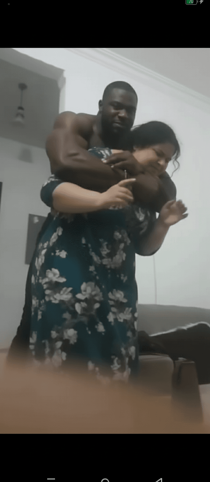 jal-rjl-aswd-qwy-wdhkhm-ymsk-almrah-fy-alswrh-zj642542kt