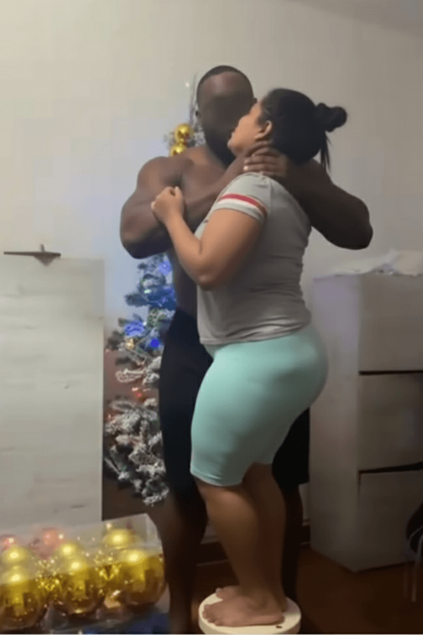 jal-rjl-aswd-qwy-wdhkhm-ymsk-almrah-fy-alswrh-l9ku2lpzgn