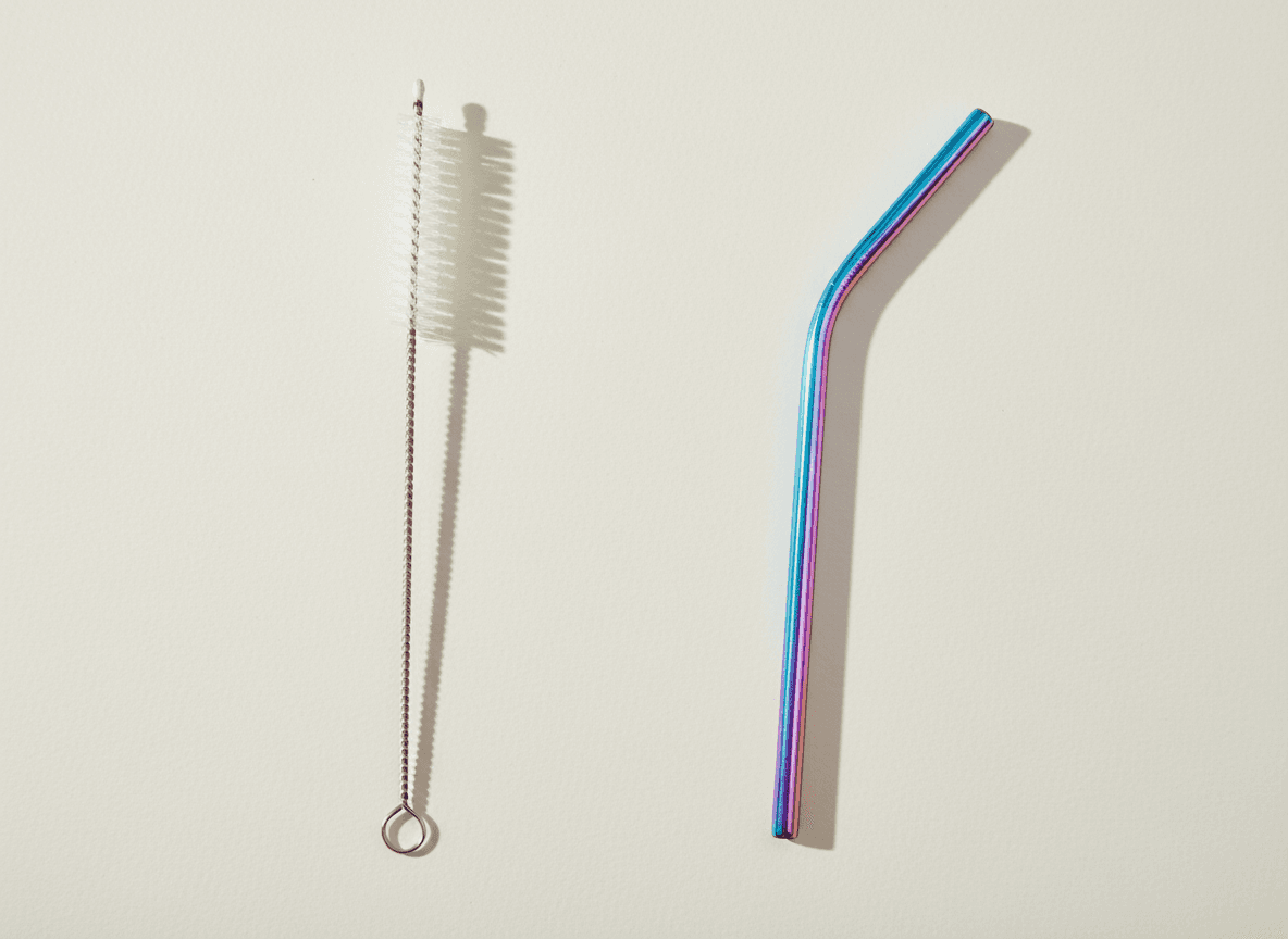 sdelaj-dva-foto-krupnym-planom-na-svetlom-fone-d54u6v1c26