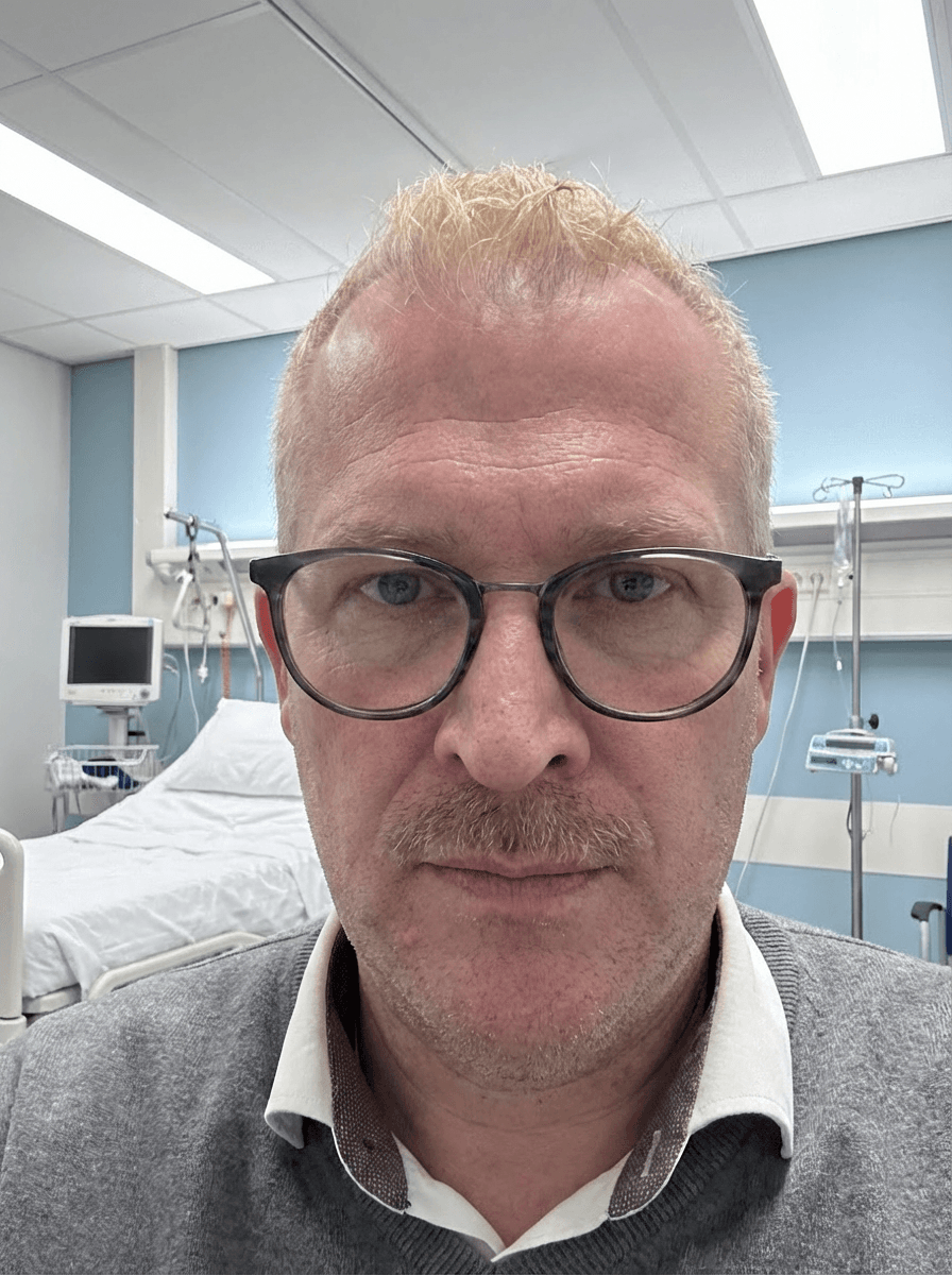 erstelle-ein-bild-in-dem-ich-direkt-in-die-kamera-t9zjztm1gj-1