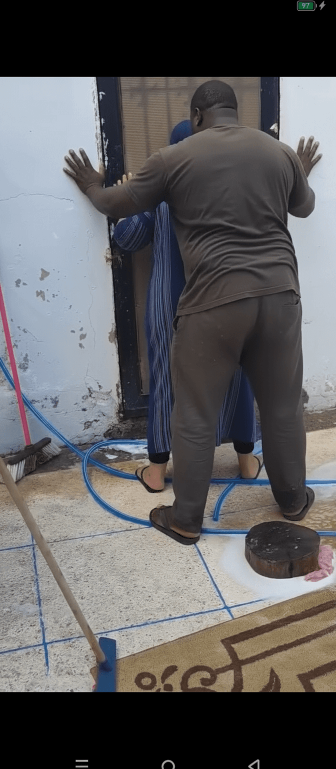 jal-rjl-aswd-qwy-wdhkhm-yhasr-almrah-fy-alswrh-ala-1aewjb1hx