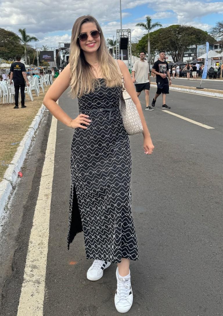 modelo-com-vestido-curto-indo-para-uma-balada-30w0g5m6k0