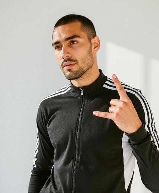 haz-al-cantante-morad-agarrando-un-atun-de-1-metro-vmgbayr5v