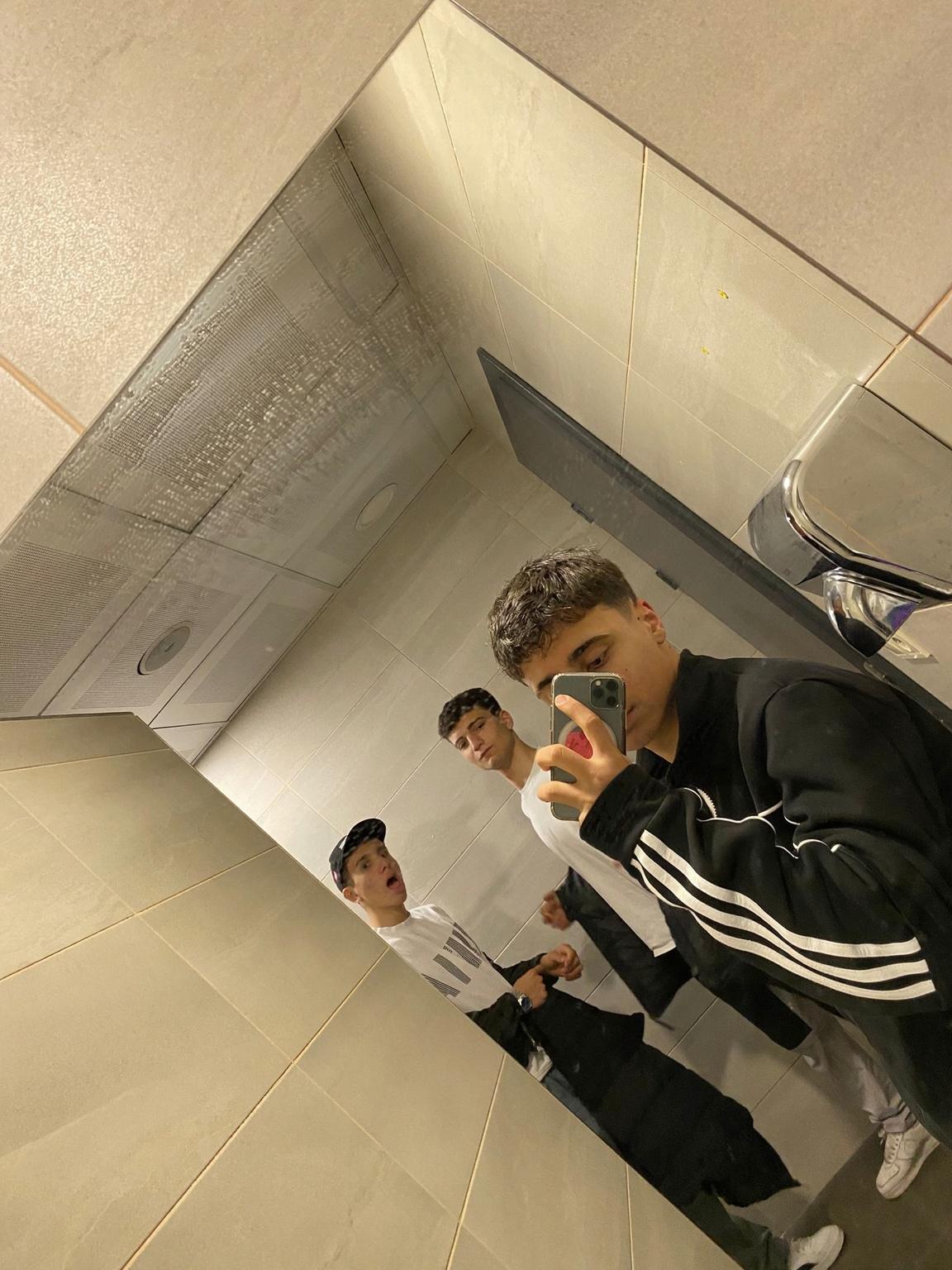 fotografi-ceken-degilde-arkadaki-iki-kisi-opussun-m7yj89xv6d