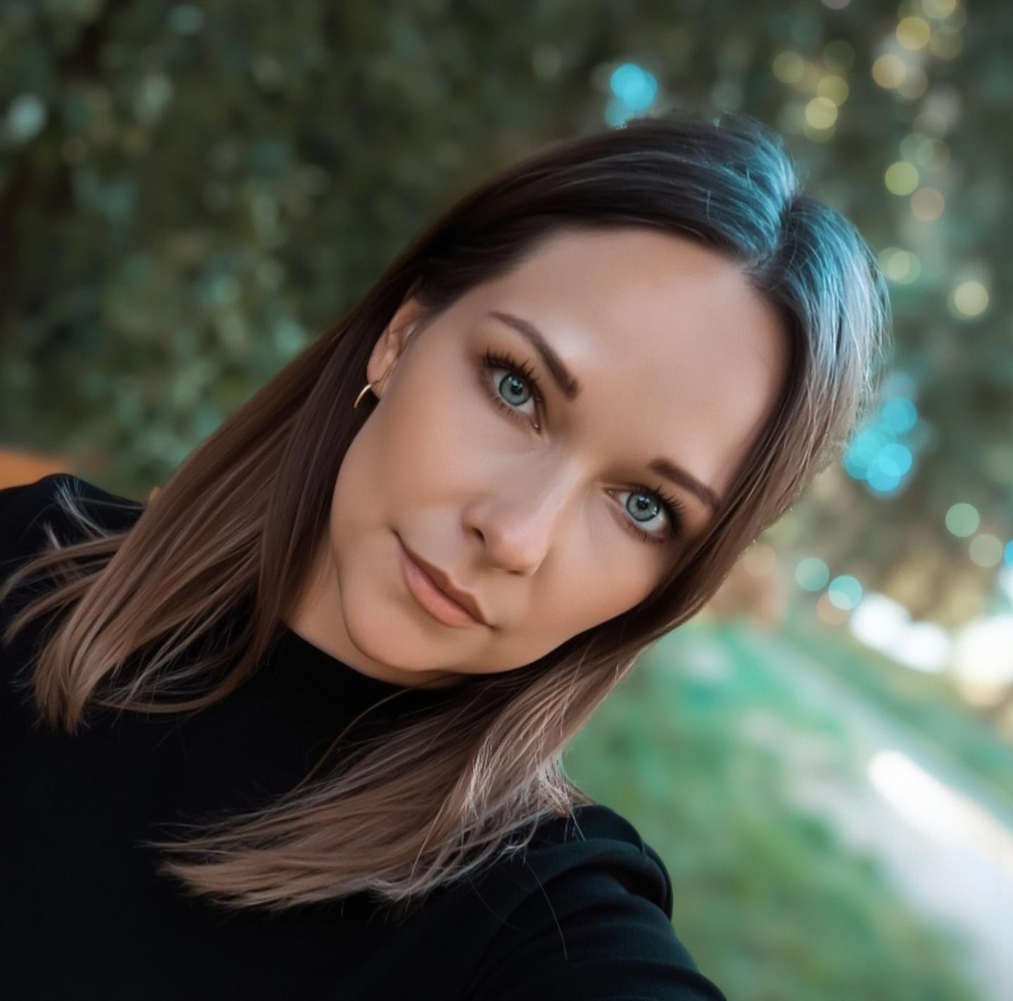 a-portrait-of-woman-with-natural-lighting-lgt6g33pxi