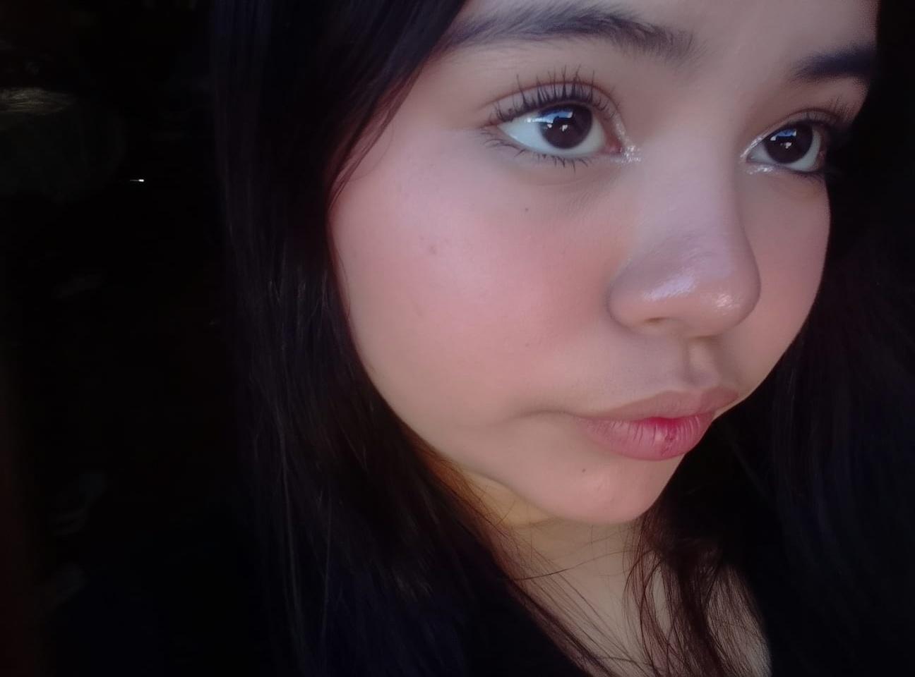 a-portrait-of-a-young-woman-with-natural-lighting-wccvhp36h2