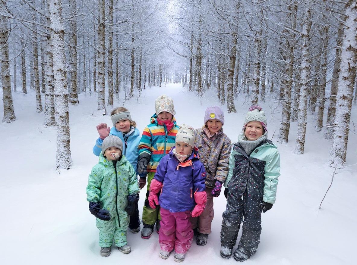 der-hintergrund-soll-verschneit-aussehen-und-auf-kjf3uktdgb