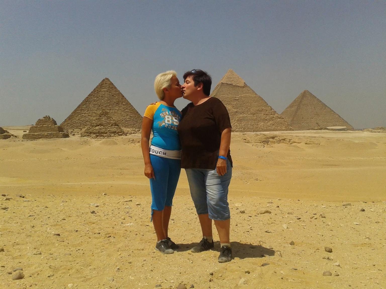 french-kissing-jc5vn98e9r