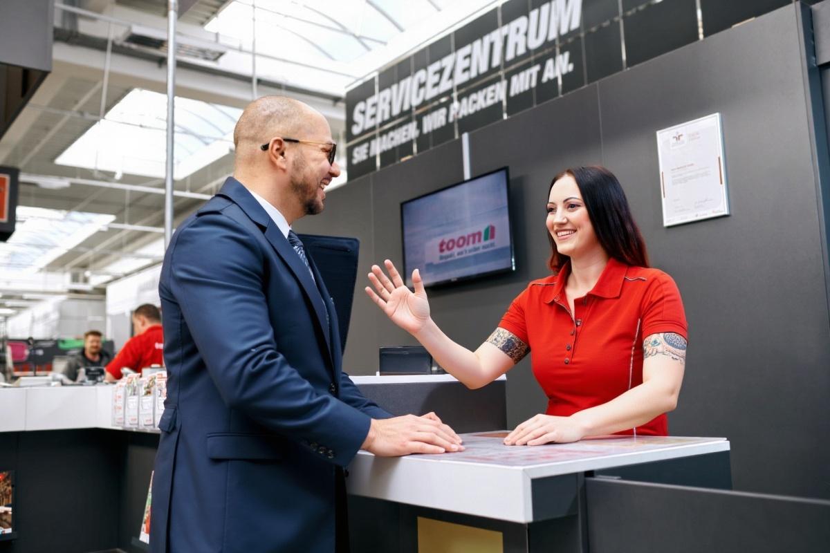 the-woman-smiles-and-waves-goodbye-to-the-man-with-910unfr94