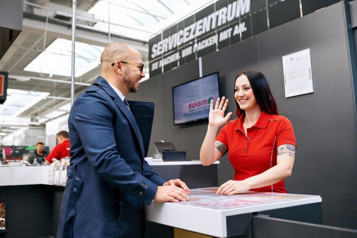 the-woman-smiles-looks-friendly-and-direct-into-ksleyokgbl