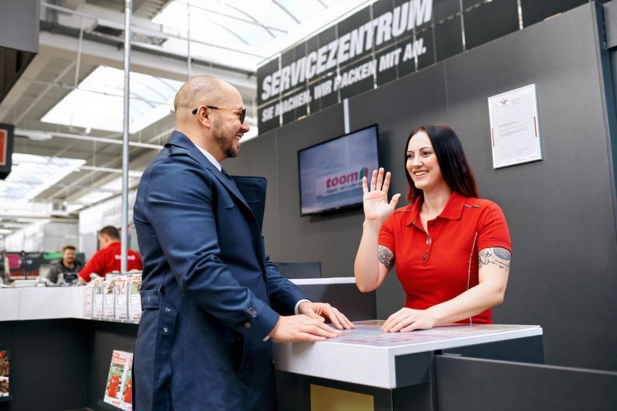 the-woman-waves-her-hand-slightly-to-say-goodbye-pfjdmnri0m