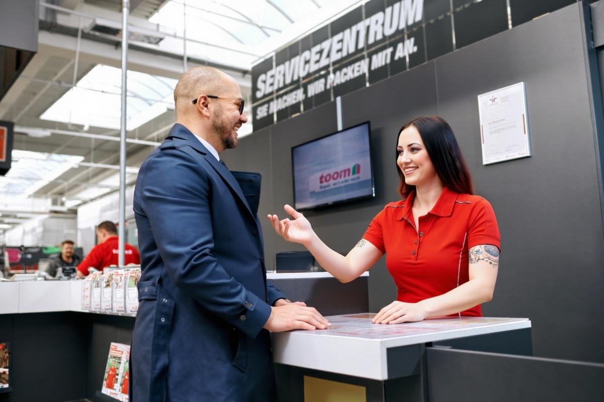 the-woman-bids-farewell-to-the-man-with-a-casual-ckp5uv8zvf